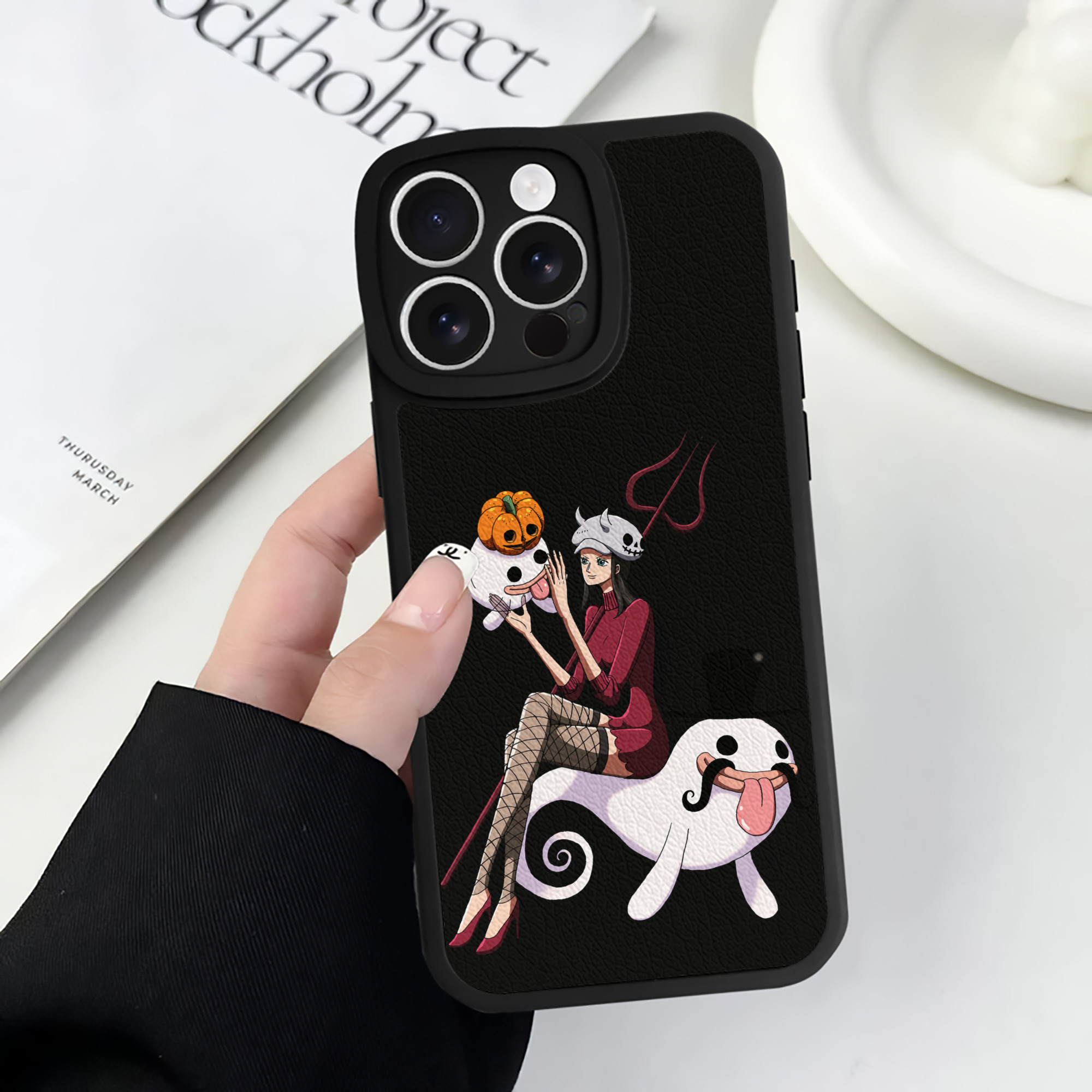 （画像用） ワンピース ニコ・ロビン ONE PIECE Nico Robin 【iPhone 16シリーズ対応】シリコンスマホケース（レザー調） 材質：シリコン